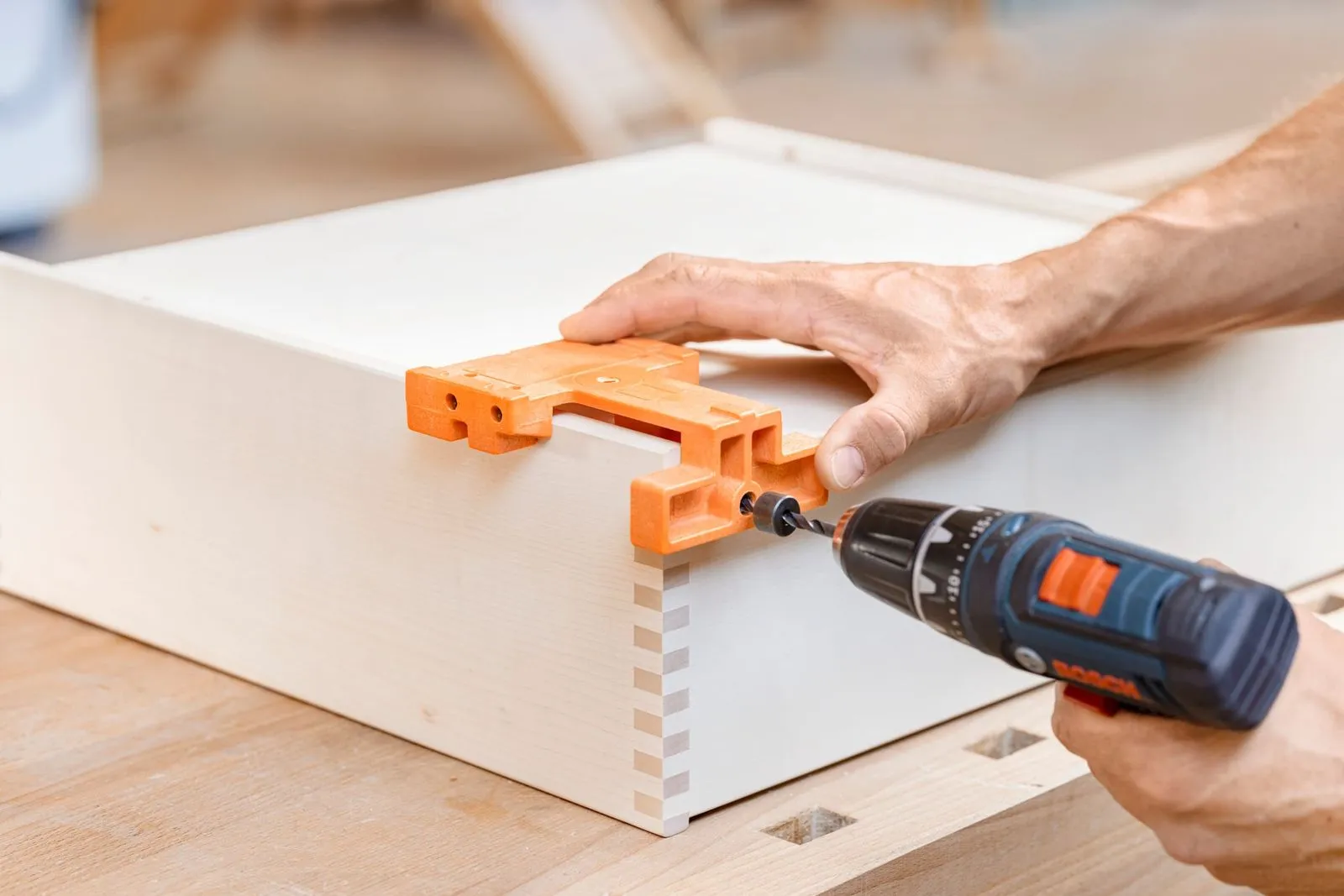 Blum-Bohrlehre T65.1000.02 für die Einhängehaken-Bohrung am MOVENTO-Schubkasten