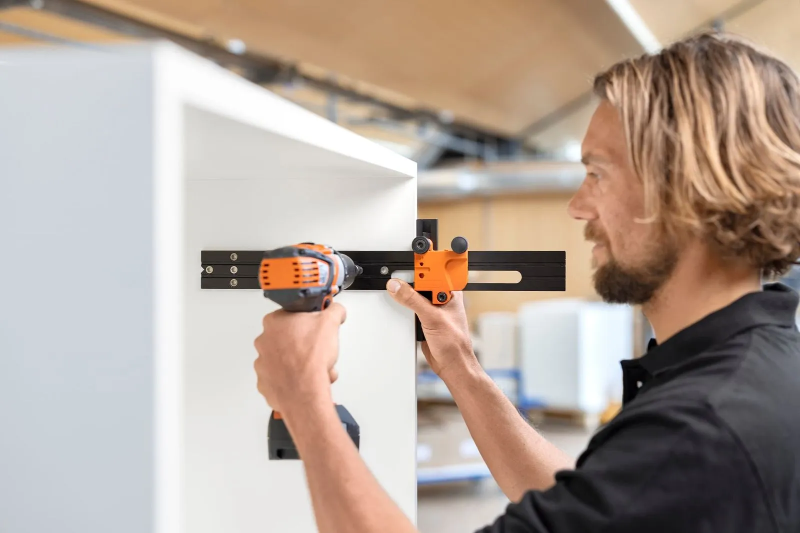 Blum Bohrlehre Universal 65.1051 mit C-Schiene in der Anwendung