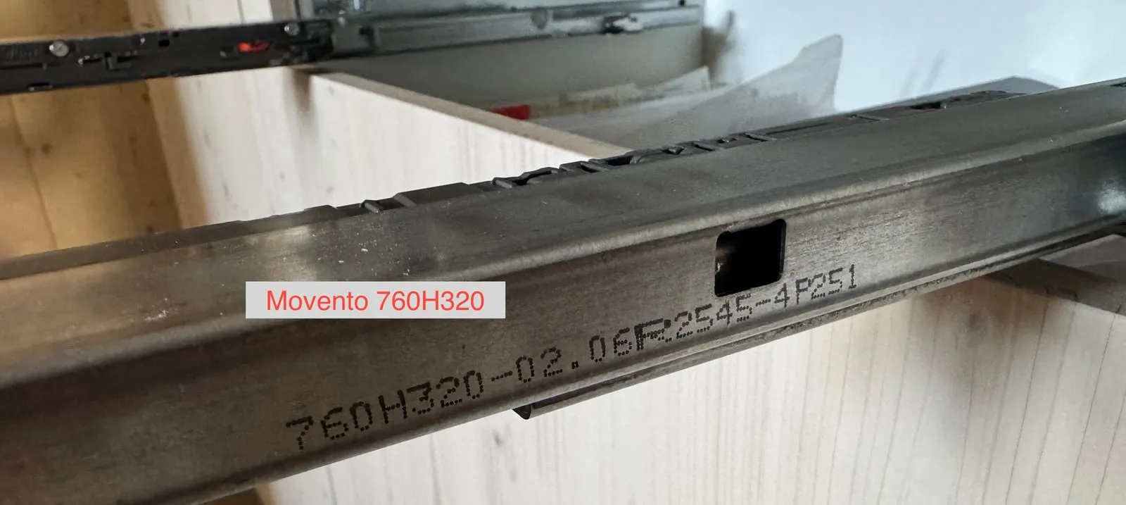 Ausgezogene Blum MOVENTO-Führungsschiene mit lesbarem Typnummer-Aufdruck 760H320