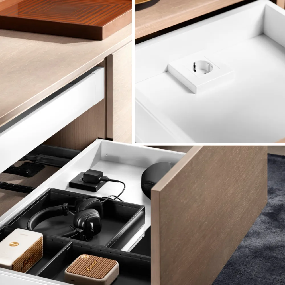 Sideboard mit geschlossener Lade, Detail der weißen Steckdose im Schubkastenboden und geöffnete Lade mit Kopfhörer und Lautsprechern am Ladegerät