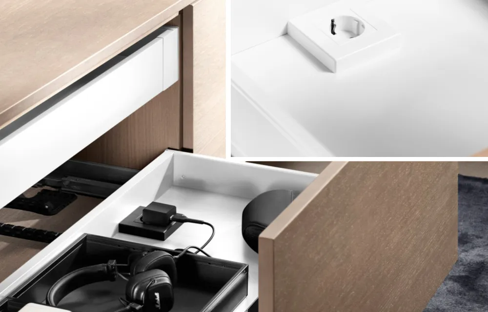 Sideboard mit geschlossener Lade, Detail der weißen Steckdose im Schubkastenboden und geöffnete Lade mit Kopfhörer und Lautsprechern am Ladegerät