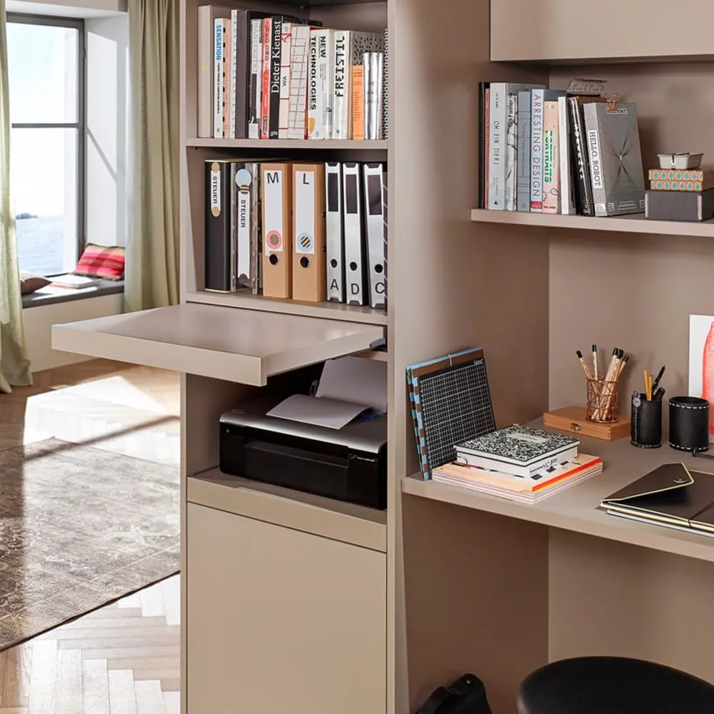 Ausgezogenes Tablar in Stehtisch-Höhe in einem Homeoffice-Sekretär, Aktenordner darüber, Drucker im Korpus, Schreibtisch daneben