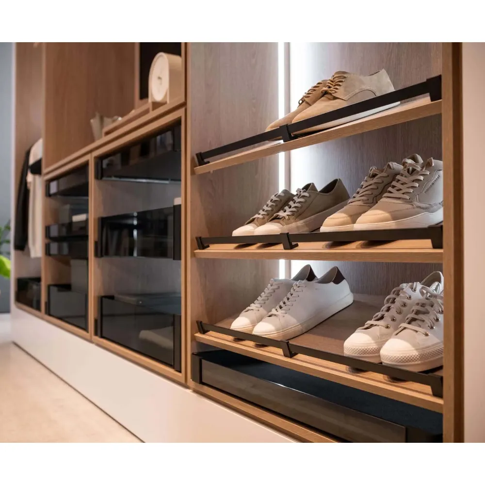 Kleiderschrank-Innenraum mit mehreren CONERO Schuhrelingen, Schuhe schräg präsentiert, daneben Detail eines Wildlederschuhs auf der Reling