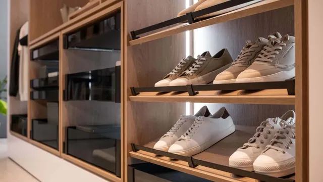 Kleiderschrank-Innenraum mit mehreren CONERO Schuhrelingen, Schuhe schräg präsentiert, daneben Detail eines Wildlederschuhs auf der Reling