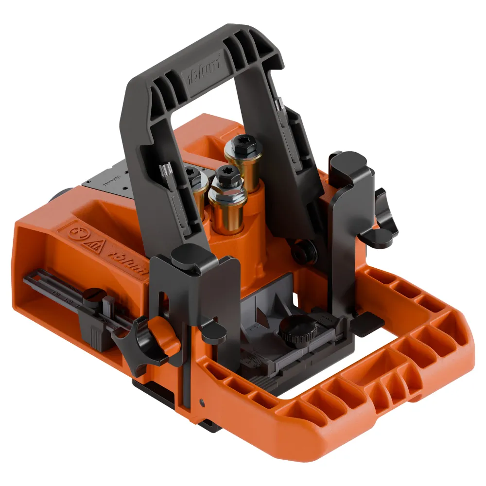 Orange Blum ECODRILL Bohrlehre von schräg oben, mit schwarzem Klemmbügel, drei Bohrbuchsen und ausgeklappten seitlichen Anschlägen