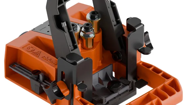 Orange Blum ECODRILL Bohrlehre von schräg oben, mit schwarzem Klemmbügel, drei Bohrbuchsen und ausgeklappten seitlichen Anschlägen