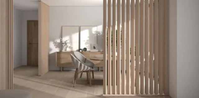 Holz-Lamellen als Raumteiler in einem hellen Wohnraum, drehbar montiert in Decke und Boden