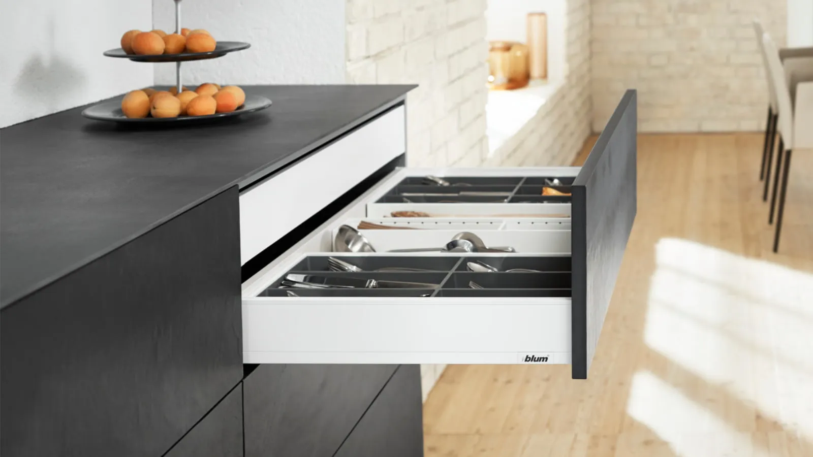 LEGRABOX-Schubkasten von Blum, schlanke geradlinige Metallzarge