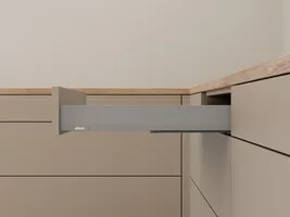 MERIVOBOX Standardschubkasten Höhe N, halb geöffnet im Korpus