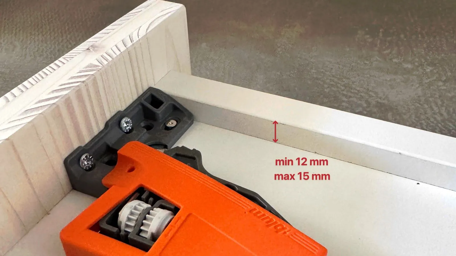 Schemazeichnung Nische unter dem Schubkastenboden für MOVENTO, mindestens 12 mm hoch und höchstens 15 mm tief