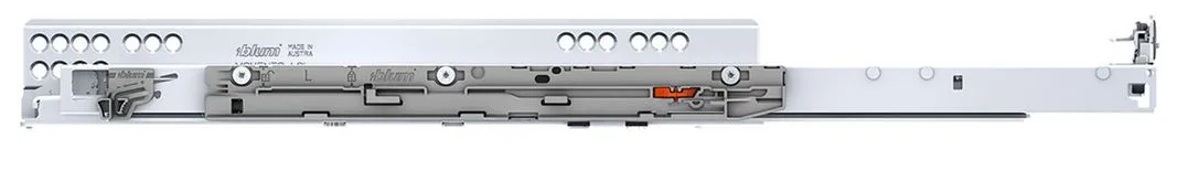 Blum-Korpusschiene mit sichtbarer Typnummer und Nennlängen-Angabe als Beschriftungs-Detail