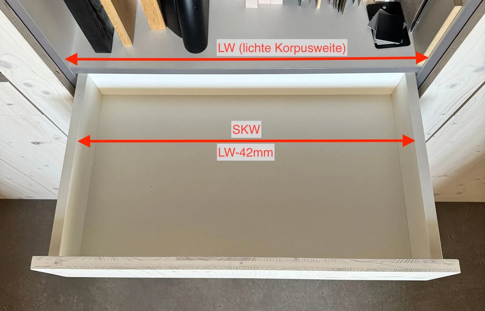 Schemazeichnung Schubkastendimension für MOVENTO: lichte Schubkastenweite gleich lichte Korpusweite minus 42 mm