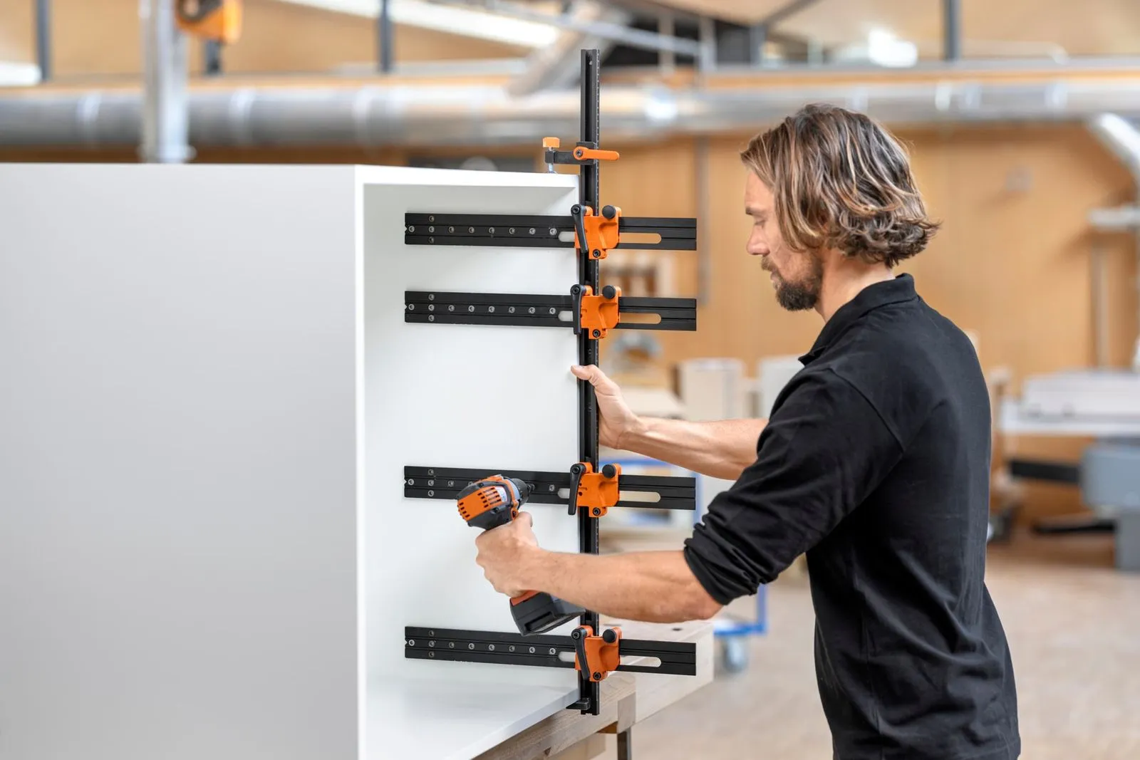 Blum Universal-Stangenlehre 65.1000.01 in der Anwendung am Korpus