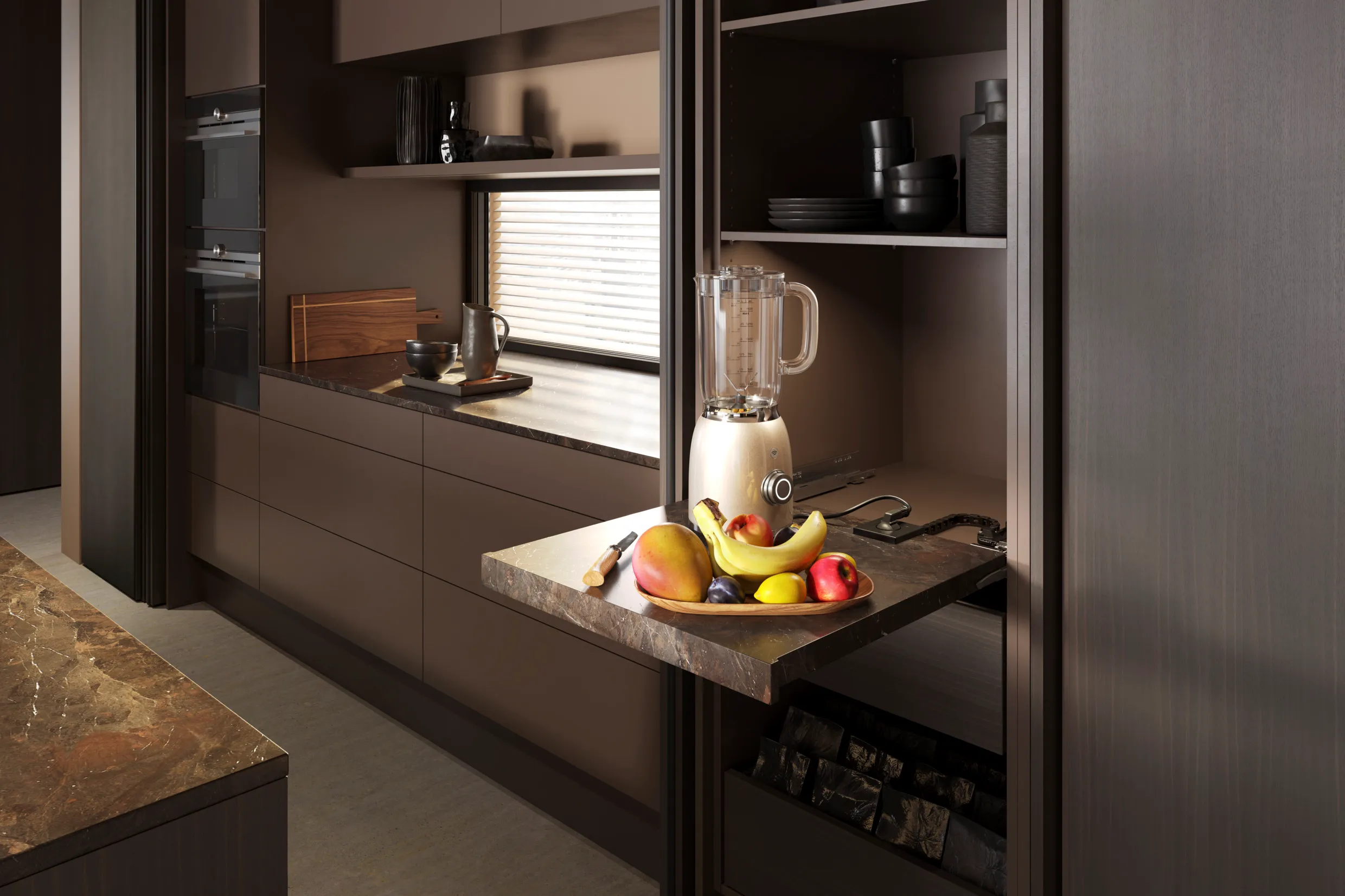 Ausgezogenes Tablar mit Standmixer und Obstschale in einem dunklen Hochschrank, an der Seite die schwarze Energiekette der Stromversorgung