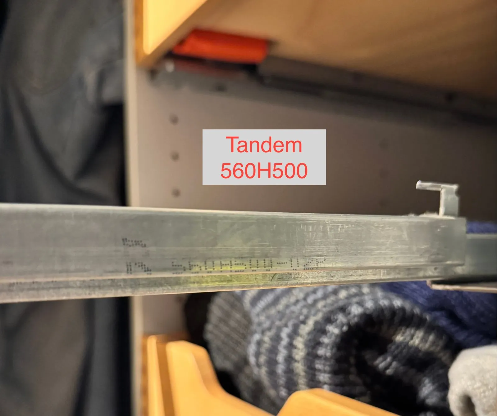 Blum TANDEM-Führungsschiene mit Typnummer-Aufdruck 560H500