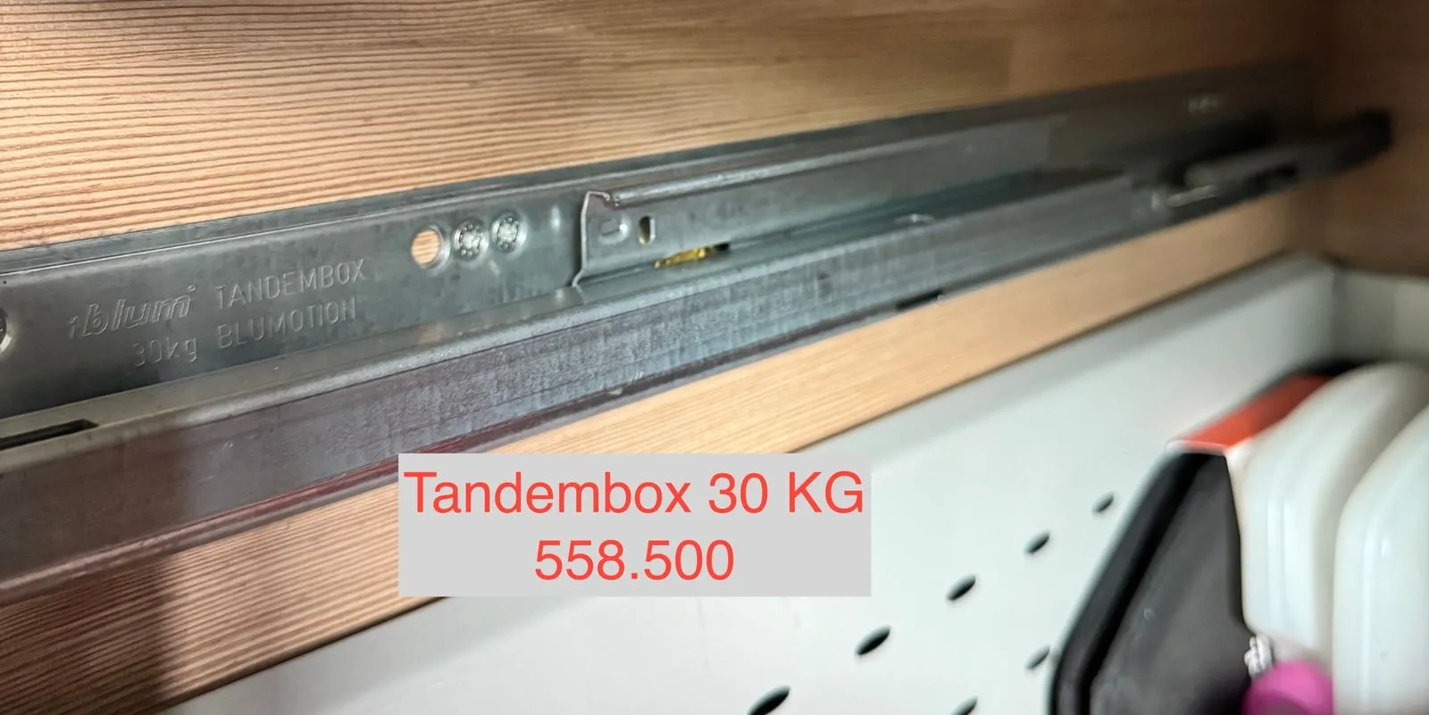 Innenansicht einer eingebauten älteren TANDEMBOX 30 kg mit Korpusschiene 558.500