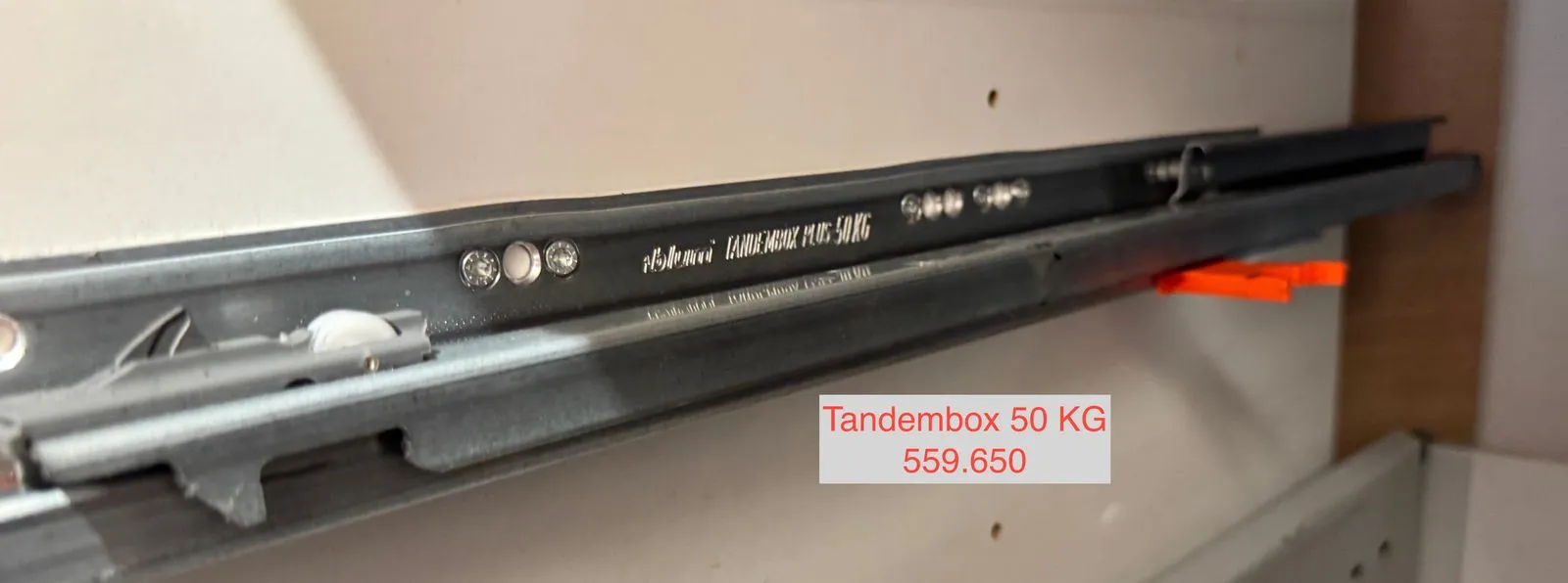 Innenansicht einer eingebauten älteren TANDEMBOX 50 kg mit Korpusschiene 559.650
