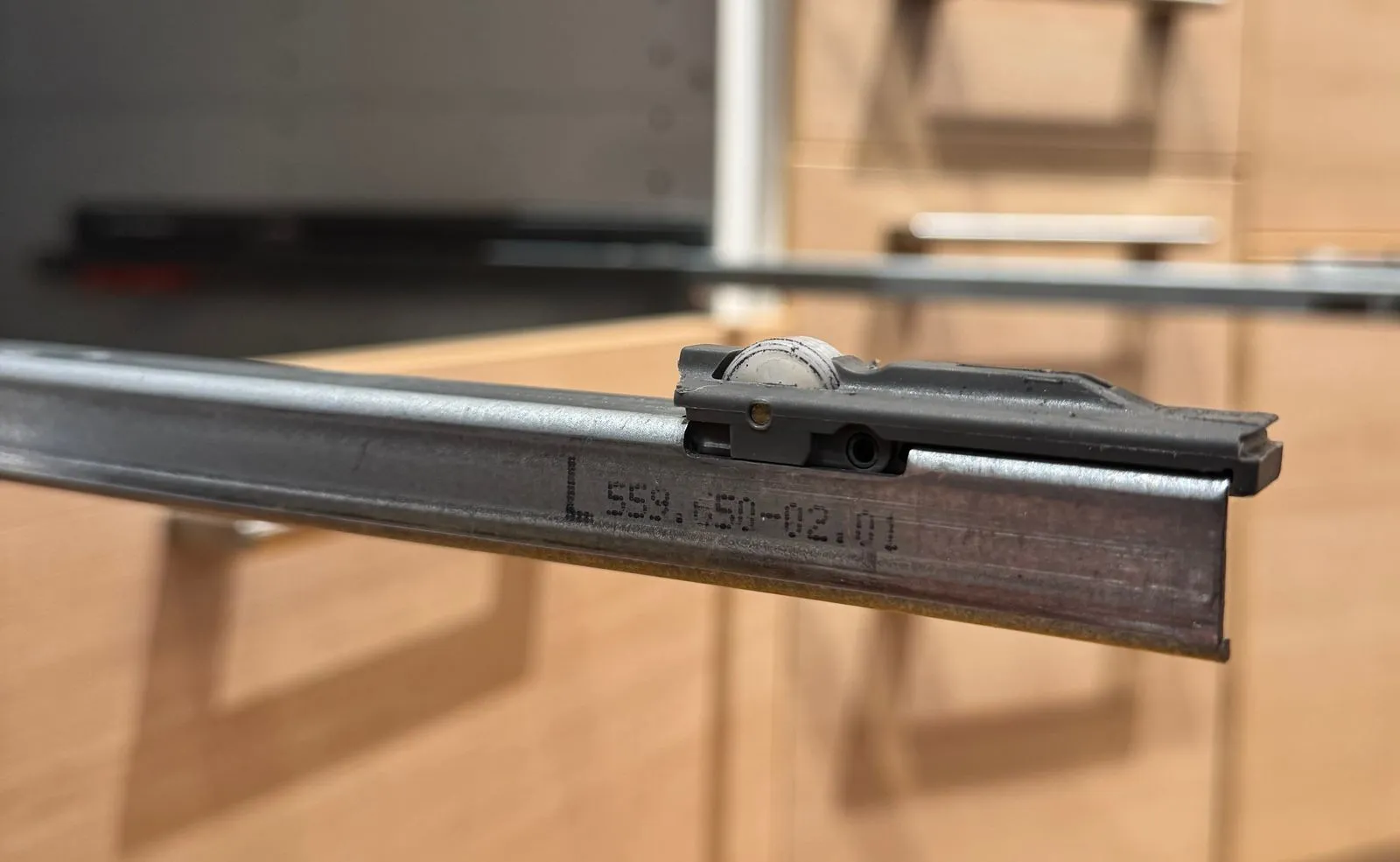 Blum TANDEMBOX-Korpusschiene mit Typnummer-Aufdruck 559.650 für die 50 kg-Variante