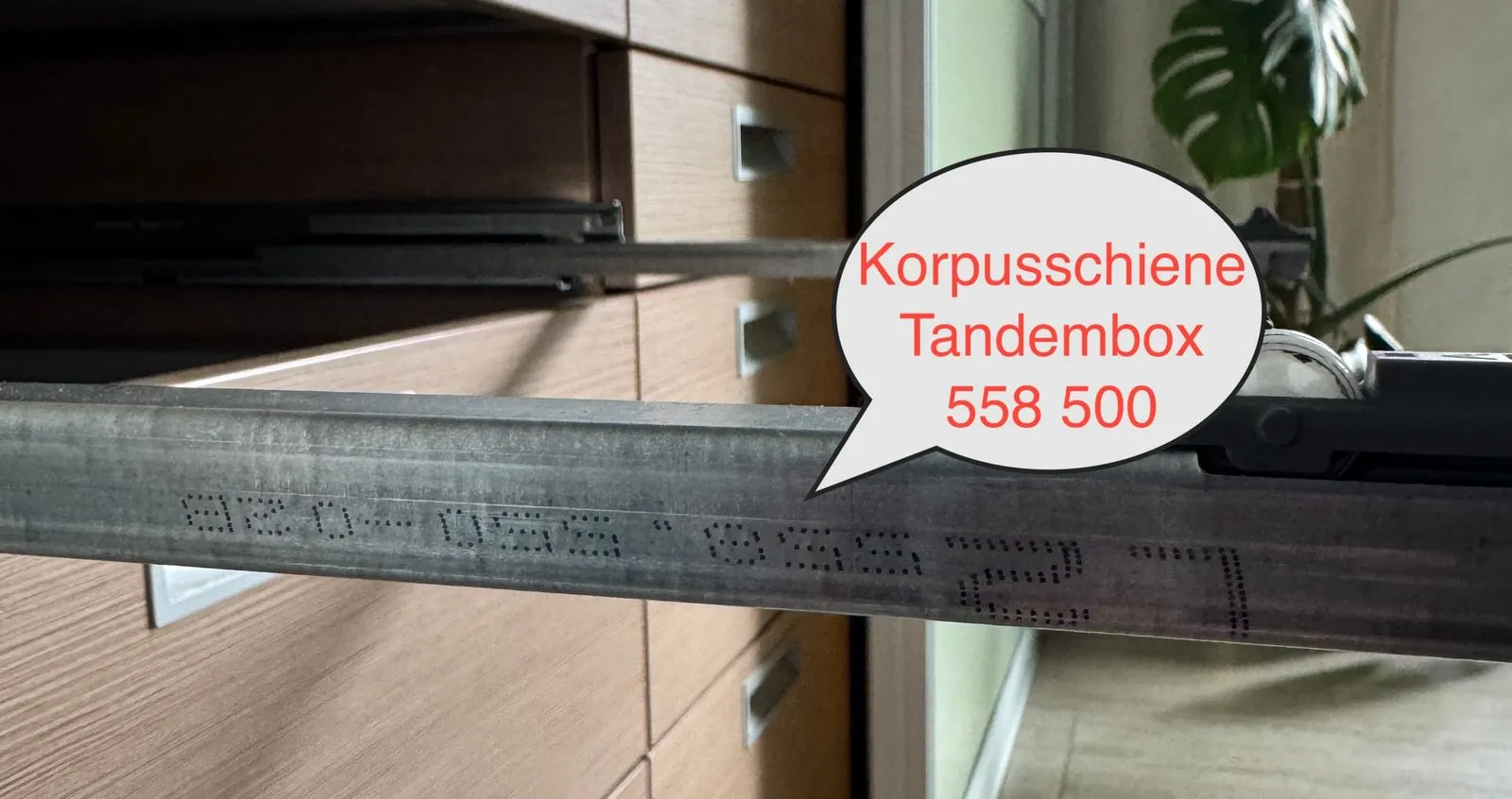 Korpusschiene der älteren TANDEMBOX 30 kg mit Typnummer-Aufdruck 558.500