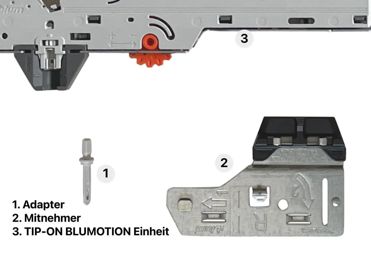 Drei beschriftete Set-Teile: Synchronisierungsadapter, Mitnehmer und TIP-ON BLUMOTION Einheit mit orangem Zahnrad